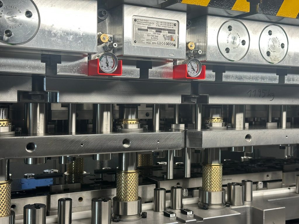 Eingebaute Tankplatte in Werkzeug im Maschinenbau